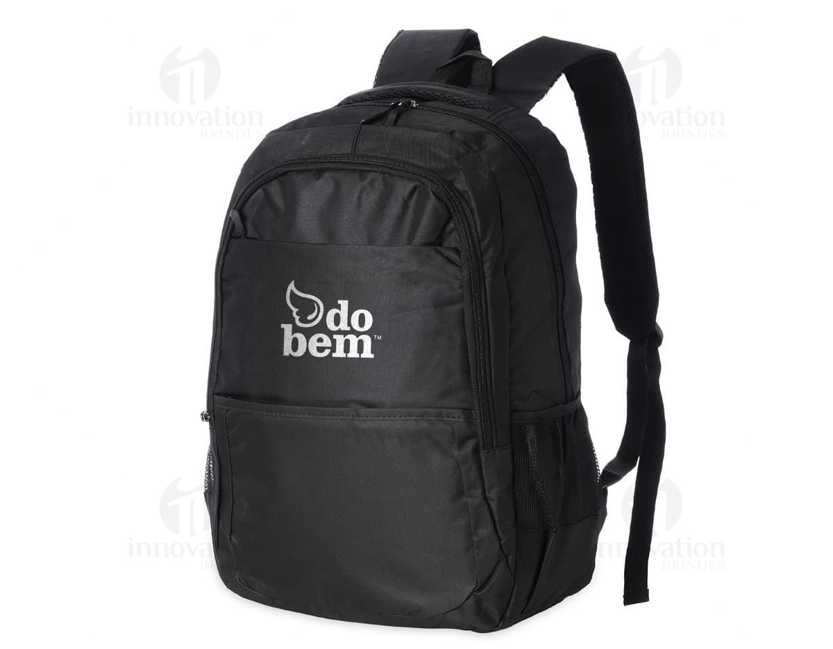 Mochila em nylon preta de 27 litros, ideal para viagens, trabalho e uso casual. Possui alça de mão, zíper, bolsos e compartimentos para armazenamento. Design moderno e elegante, adequado para homens de negócios e profissionais.
