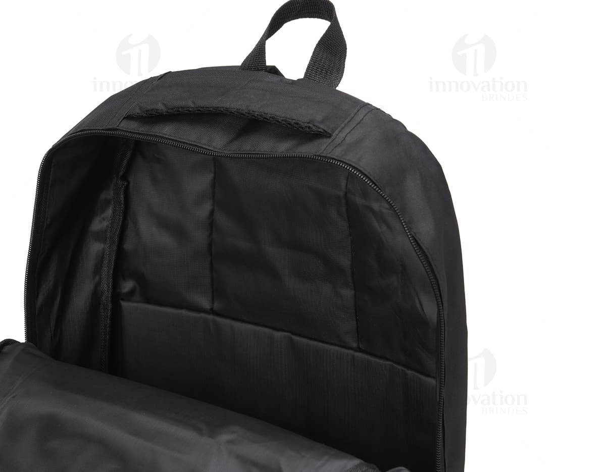 Mochila em nylon preta de 27 litros, ideal para viagens, trabalho e uso casual. Possui alça de mão, zíper, bolsos e compartimentos para armazenamento. Design moderno e elegante, adequado para homens de negócios e profissionais.