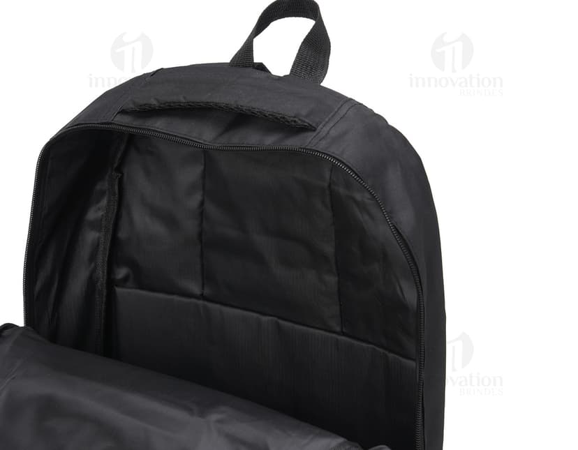 Mochila em nylon preta de 27 litros, ideal para viagens, trabalho e uso casual. Possui alça de mão, zíper, bolsos e compartimentos para armazenamento. Design moderno e elegante, adequado para homens de negócios e profissionais.