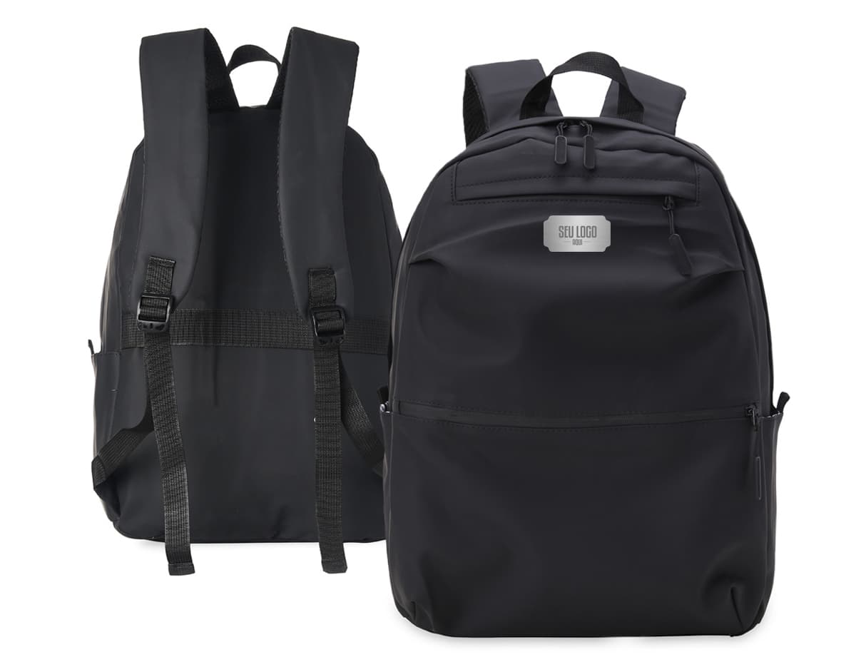 Mochila de couro sintético de 30 litros em estilo moderno e luxuoso, ideal para transporte de objetos e equipamentos. O design elegante e a estrutura metálica combinam com o carro e a grade no fundo da imagem.