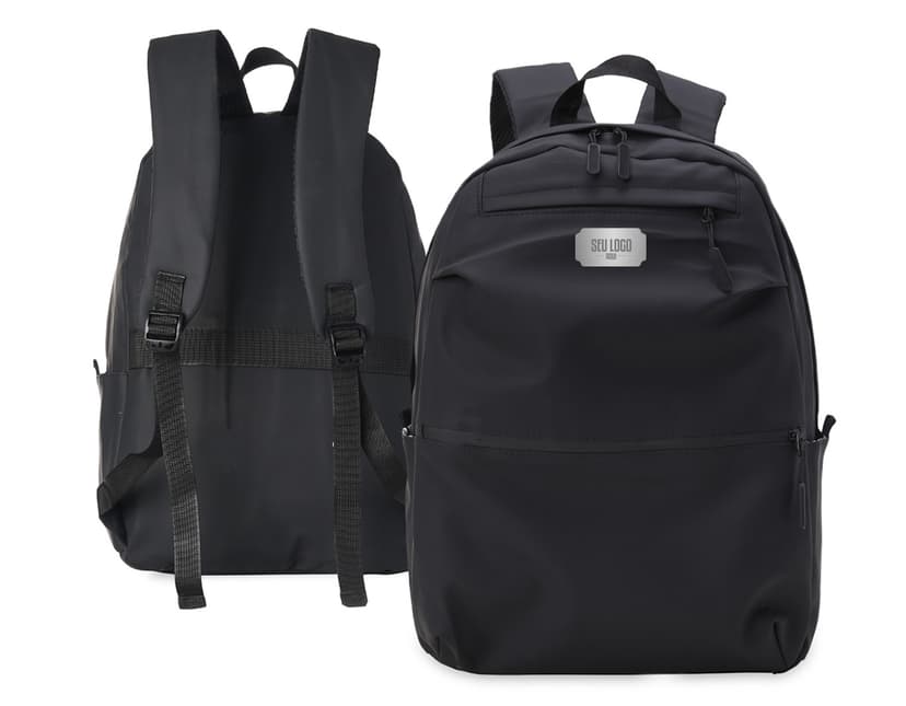 Mochila de couro sintético de 30 litros em estilo moderno e luxuoso, ideal para transporte de objetos e equipamentos. O design elegante e a estrutura metálica combinam com o carro e a grade no fundo da imagem.
