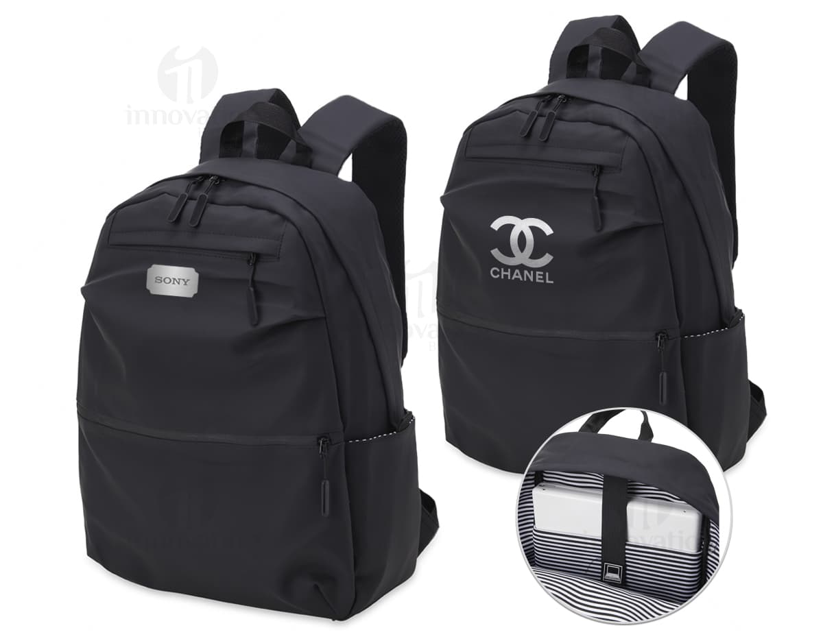 Mochila de couro sintético de 30 litros em estilo moderno e luxuoso, ideal para transporte de objetos e equipamentos. O design elegante e a estrutura metálica combinam com o carro e a grade no fundo da imagem.