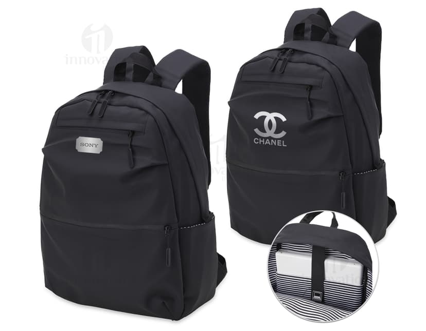 Mochila de couro sintético de 30 litros em estilo moderno e luxuoso, ideal para transporte de objetos e equipamentos. O design elegante e a estrutura metálica combinam com o carro e a grade no fundo da imagem.