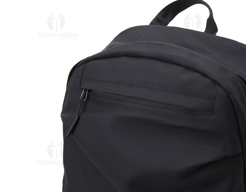 Mochila de couro sintético de 30 litros em estilo moderno e luxuoso, ideal para transporte de objetos e equipamentos. O design elegante e a estrutura metálica combinam com o carro e a grade no fundo da imagem.