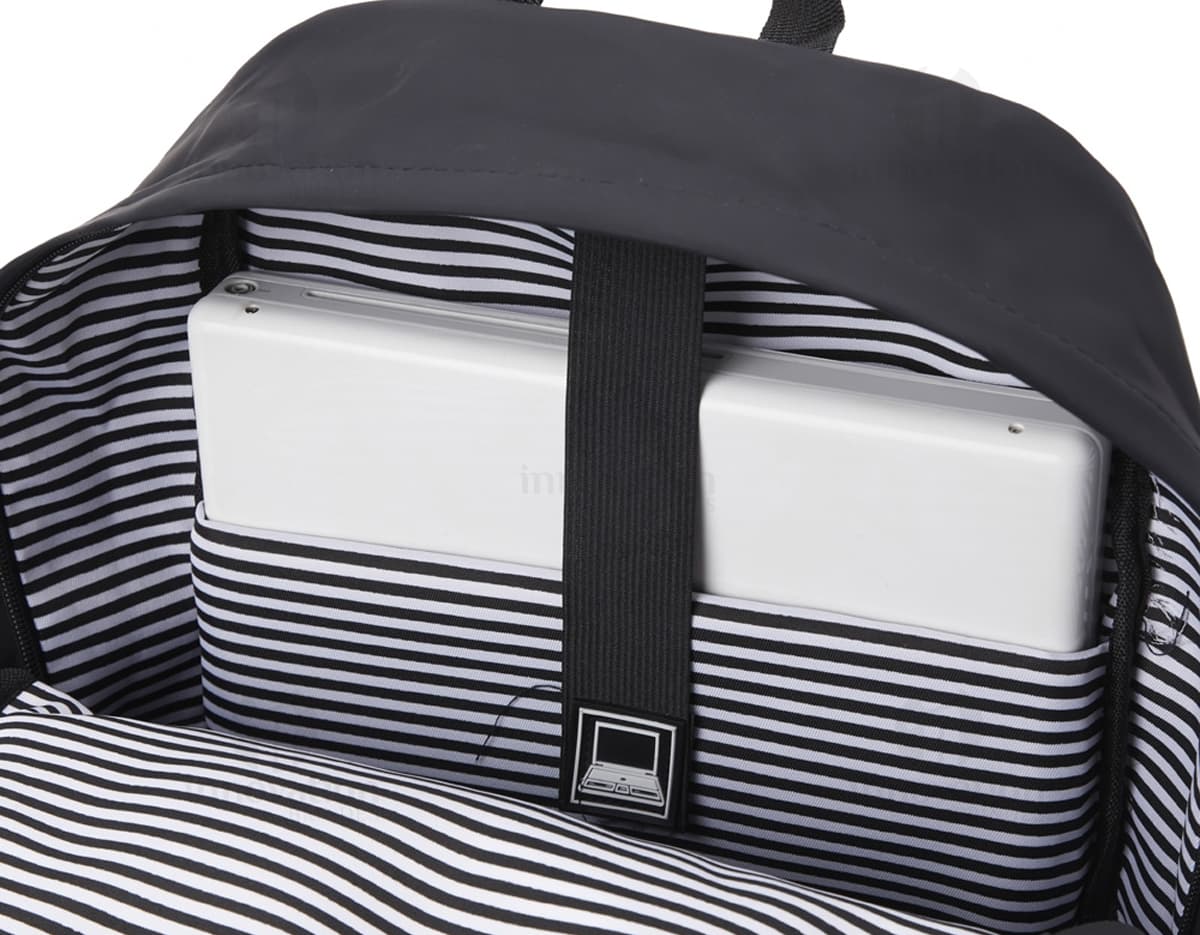 Mochila de couro sintético de 30 litros em estilo moderno e luxuoso, ideal para transporte de objetos e equipamentos. O design elegante e a estrutura metálica combinam com o carro e a grade no fundo da imagem.