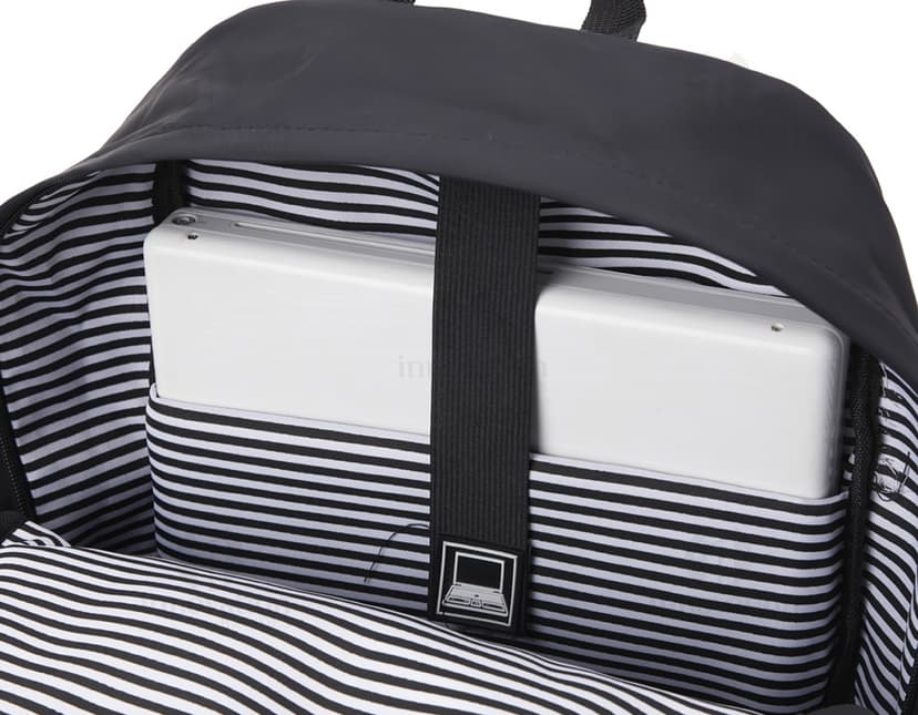 Mochila de couro sintético de 30 litros em estilo moderno e luxuoso, ideal para transporte de objetos e equipamentos. O design elegante e a estrutura metálica combinam com o carro e a grade no fundo da imagem.