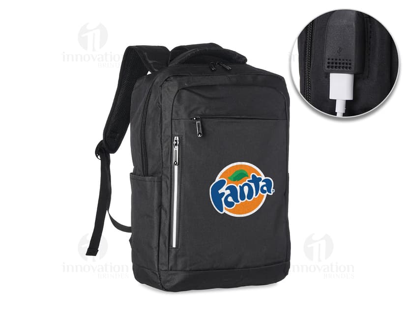 Mochila preta de nylon com alças de couro, fecho de zíper, design moderno e capacidade de 20 litros. Ideal para viagens, estilo casual e armazenamento seguro de objetos.