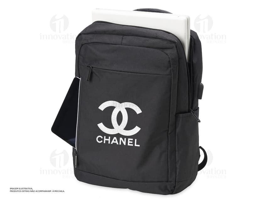 Mochila preta de nylon com alças de couro, fecho de zíper, design moderno e capacidade de 20 litros. Ideal para viagens, estilo casual e armazenamento seguro de objetos.