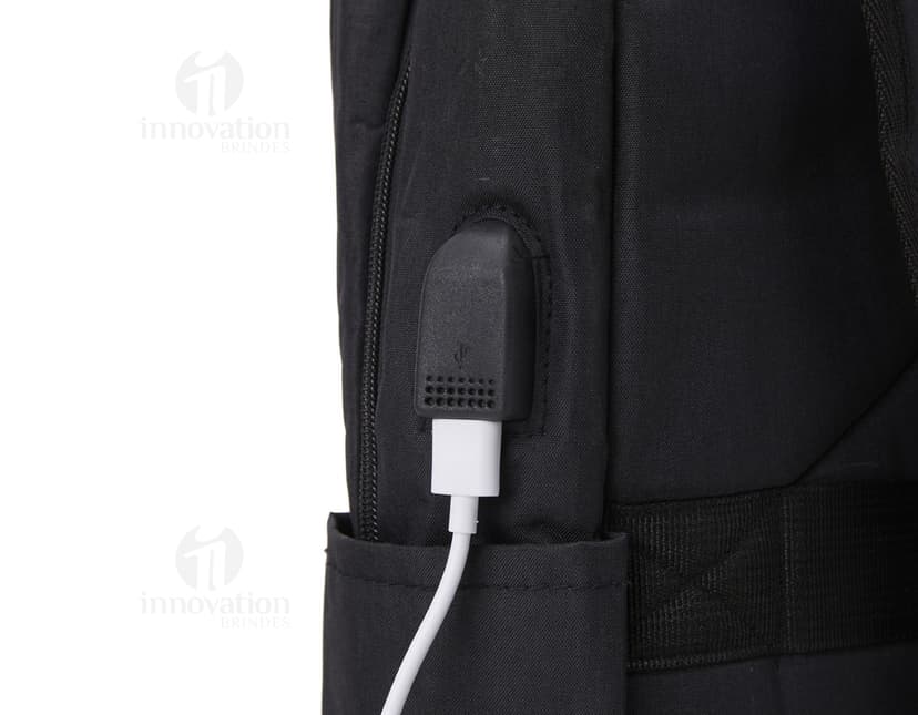 Mochila preta de nylon com alças de couro, fecho de zíper, design moderno e capacidade de 20 litros. Ideal para viagens, estilo casual e armazenamento seguro de objetos.