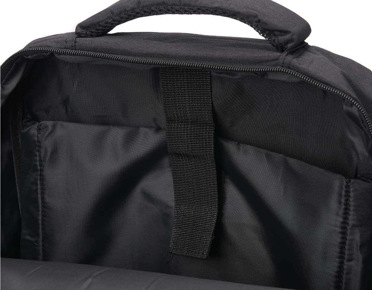 Mochila preta de nylon com alças de couro, fecho de zíper, design moderno e capacidade de 20 litros. Ideal para viagens, estilo casual e armazenamento seguro de objetos.