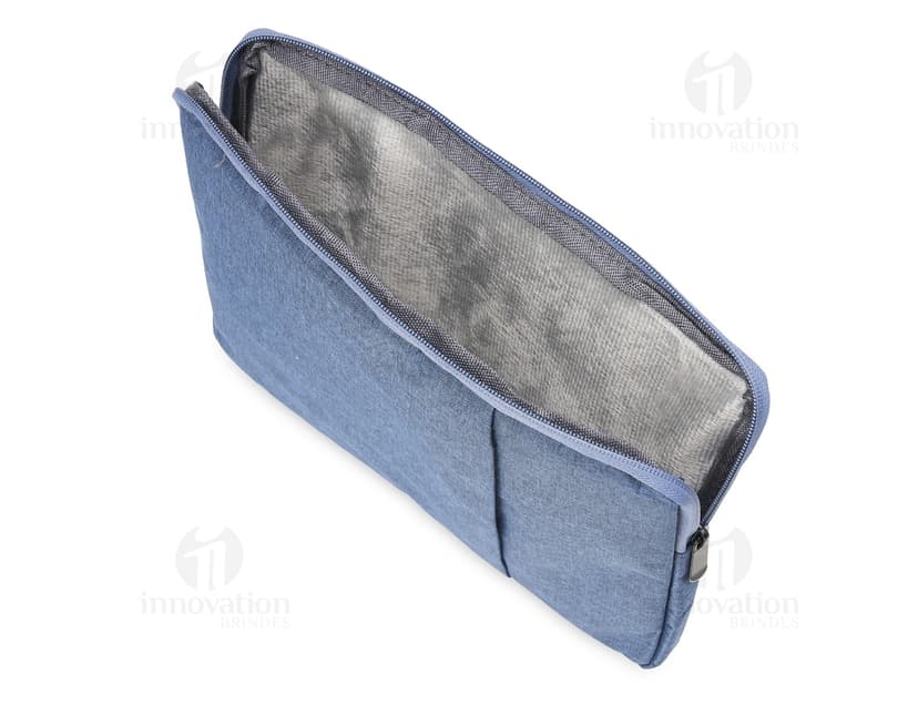 Pasta de couro marrom e preta para notebook 14 polegadas, com fecho de zíper, alça e bolsos para armazenar documentos e acessórios. Ideal para proteger e transportar seu computador com estilo e elegância.