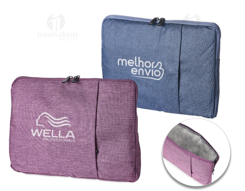 Container de couro marrom elegante e moderno, com fecho de botão, ideal para armazenar e transportar tablet de 12,4 polegadas. Design clean e sofisticado, perfeito para uso pessoal ou profissional.