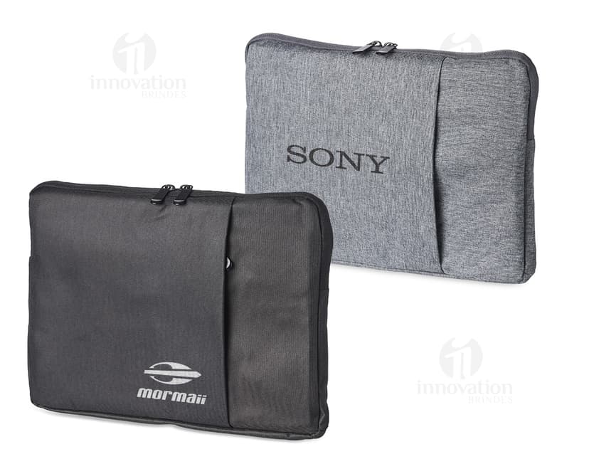 Container de couro marrom elegante e moderno, com fecho de botão, ideal para armazenar e transportar tablet de 12,4 polegadas. Design clean e sofisticado, perfeito para uso pessoal ou profissional.