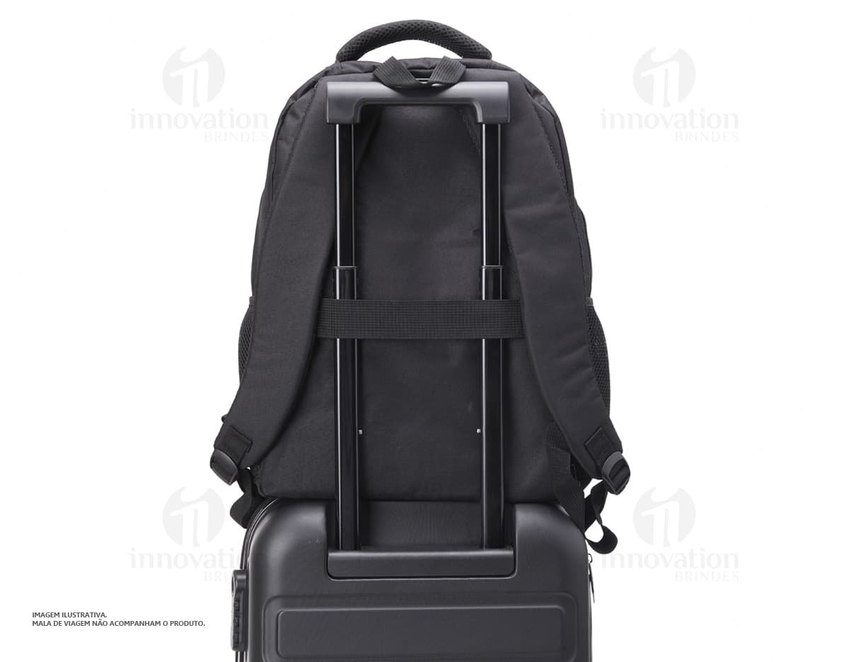 Homem sorrindo, vestindo terno, carregando uma mochila de nylon preta de 30 litros nas costas.