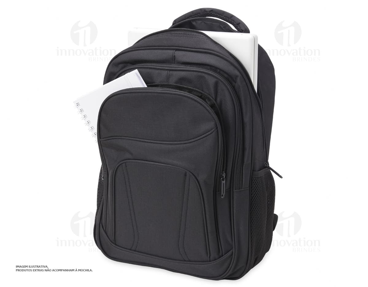 Homem sorrindo, vestindo terno, carregando uma mochila de nylon preta de 30 litros nas costas.