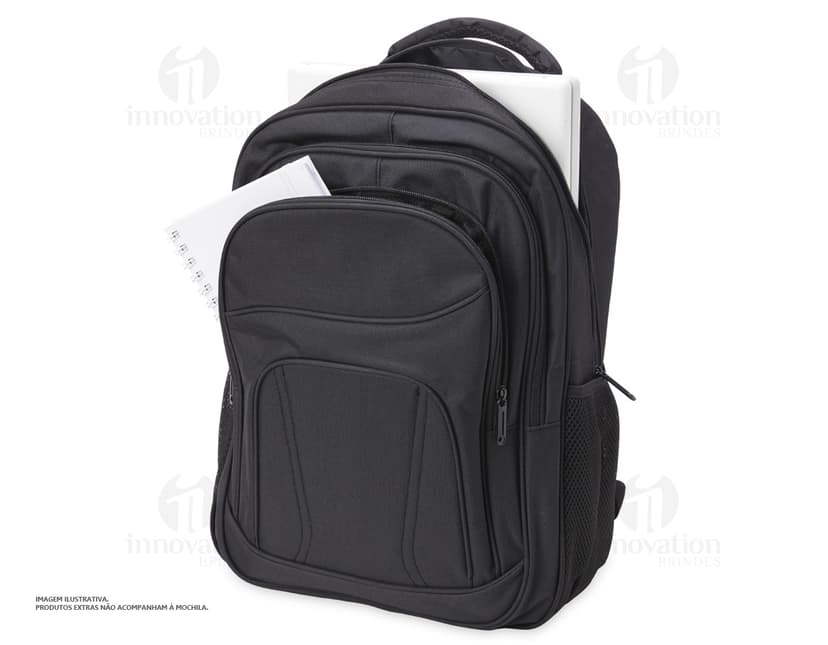 Homem sorrindo, vestindo terno, carregando uma mochila de nylon preta de 30 litros nas costas.