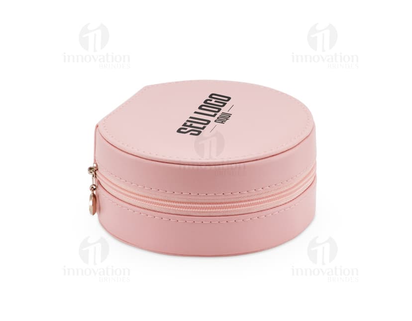 Porta joias preto brilhante com compartimentos internos, design elegante em metal e couro sintético. Ideial para armazenar e organizar suas joias e acessórios de forma segura e prática.