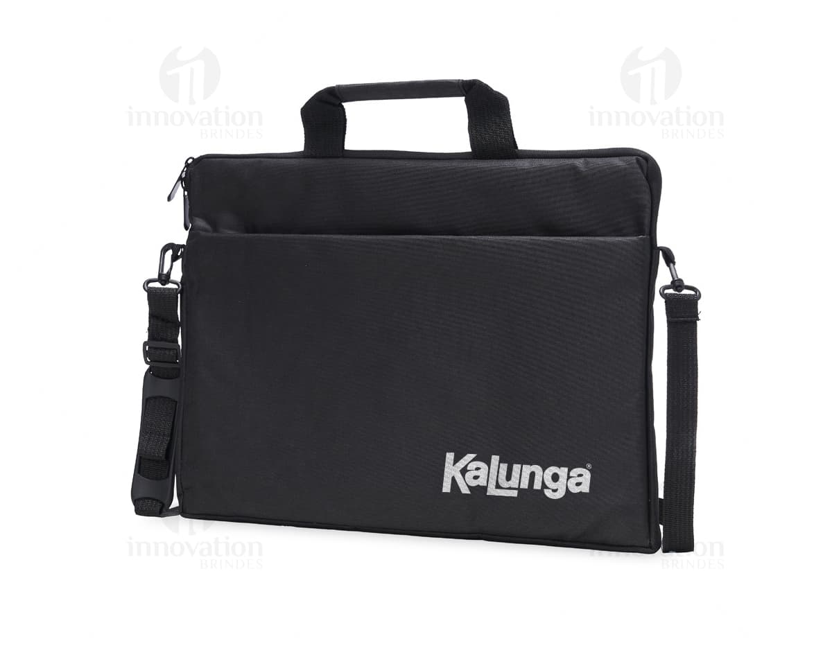 Mala de negócios em couro preto, com alça e fecho de metal. Perfeita para armazenar e transportar objetos pessoais, como notebooks de 15,6 polegadas. Elegante e moderna, ideal para viagens a trabalho ou compras.