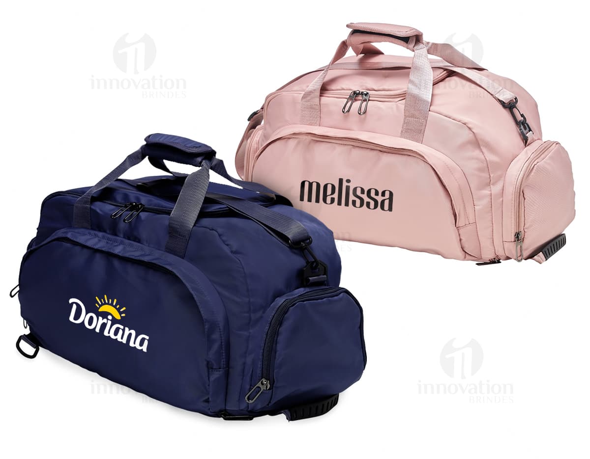 Bolsa esportiva preta de 32 litros feita de couro com fecho de zíper, alças ajustáveis e alça de mão. Possui um design moderno e elegante, ideal para viagens e atividades esportivas.