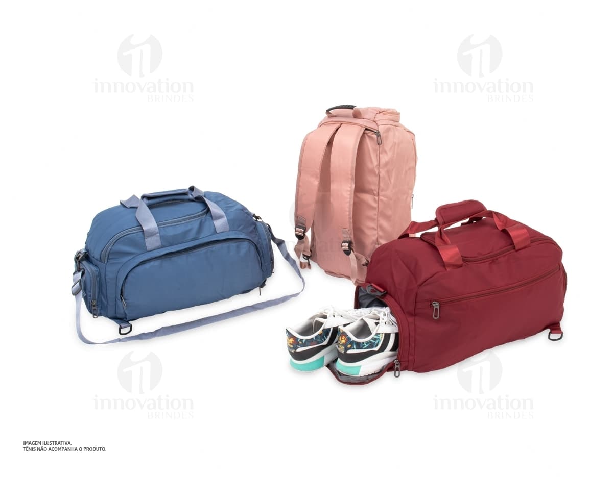 Bolsa esportiva preta de 32 litros feita de couro com fecho de zíper, alças ajustáveis e alça de mão. Possui um design moderno e elegante, ideal para viagens e atividades esportivas.