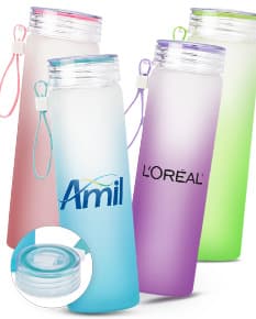 Garrafa de Vidro 470ml transparente com tampa de metal prateada, em fundo branco.