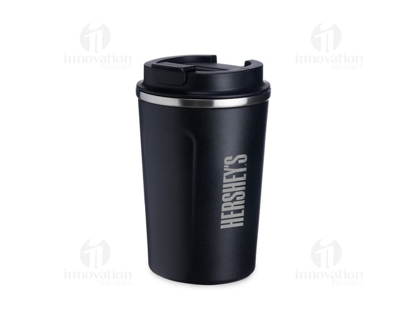 Copo térmico inox 350ml antideslizante em formato de garrafa, com líquido e flores frescas dentro. Objeto utilizado para cuidados com a saúde, ideal para bebidas quentes e saudáveis. Cor rosa, design moderno e ideal para utilização em ambientes de spa e cozinha.