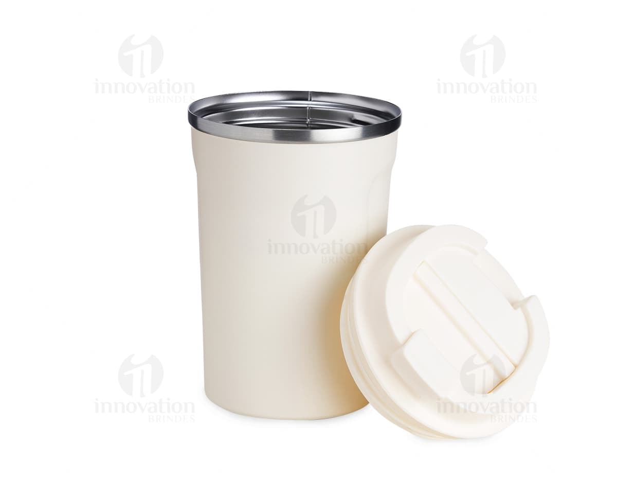 Copo térmico inox 350ml antideslizante em formato de garrafa, com líquido e flores frescas dentro. Objeto utilizado para cuidados com a saúde, ideal para bebidas quentes e saudáveis. Cor rosa, design moderno e ideal para utilização em ambientes de spa e cozinha.