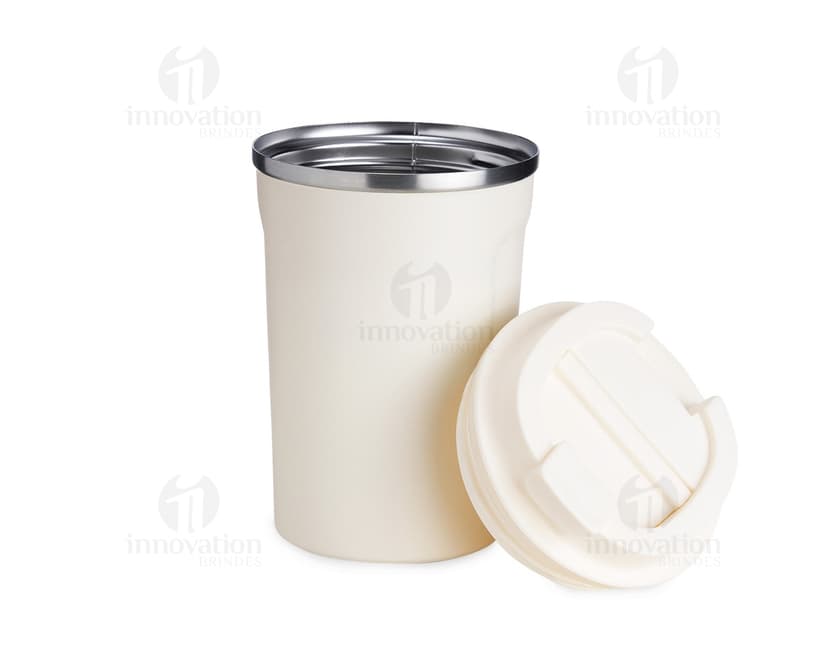 Copo térmico inox 350ml antideslizante em formato de garrafa, com líquido e flores frescas dentro. Objeto utilizado para cuidados com a saúde, ideal para bebidas quentes e saudáveis. Cor rosa, design moderno e ideal para utilização em ambientes de spa e cozinha.