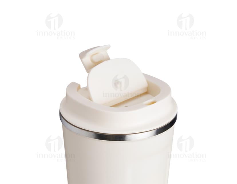Copo térmico inox 350ml antideslizante em formato de garrafa, com líquido e flores frescas dentro. Objeto utilizado para cuidados com a saúde, ideal para bebidas quentes e saudáveis. Cor rosa, design moderno e ideal para utilização em ambientes de spa e cozinha.