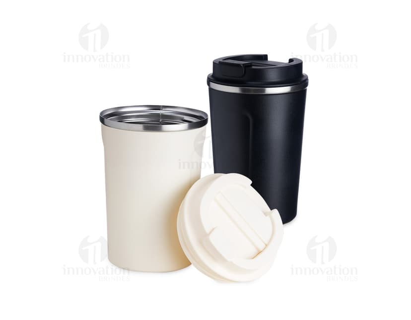 Copo térmico inox 350ml antideslizante em formato de garrafa, com líquido e flores frescas dentro. Objeto utilizado para cuidados com a saúde, ideal para bebidas quentes e saudáveis. Cor rosa, design moderno e ideal para utilização em ambientes de spa e cozinha.
