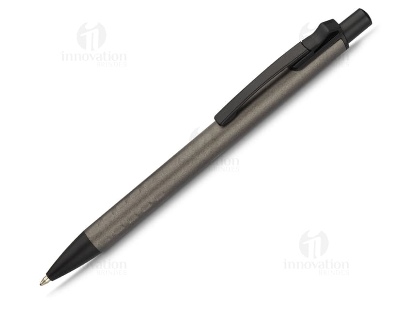 Caneta esferográfica de metal azul sobre um fundo de papel branco.