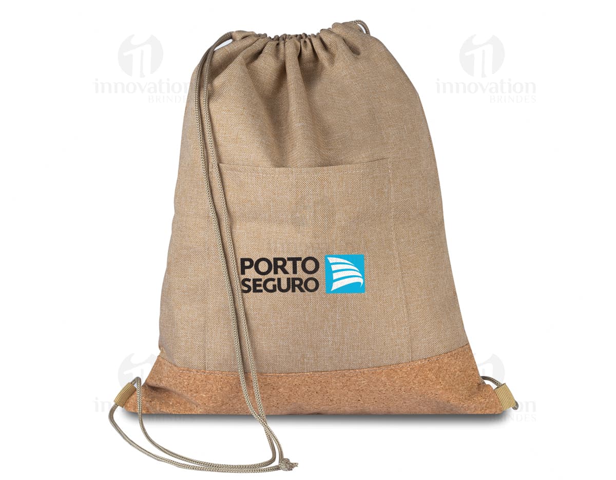Saco mochila de papel em estilo vintage e antigo, com textura de papel envelhecido e desgastado. O saco está vazio e de cor marrom, remetendo a um antigo caderno ou diário.
