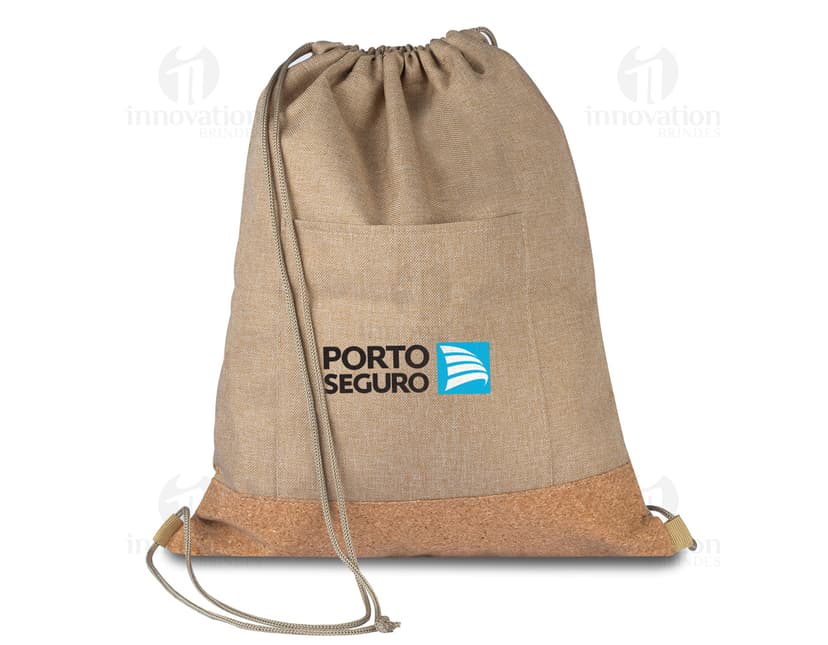 Saco mochila de papel em estilo vintage e antigo, com textura de papel envelhecido e desgastado. O saco está vazio e de cor marrom, remetendo a um antigo caderno ou diário.