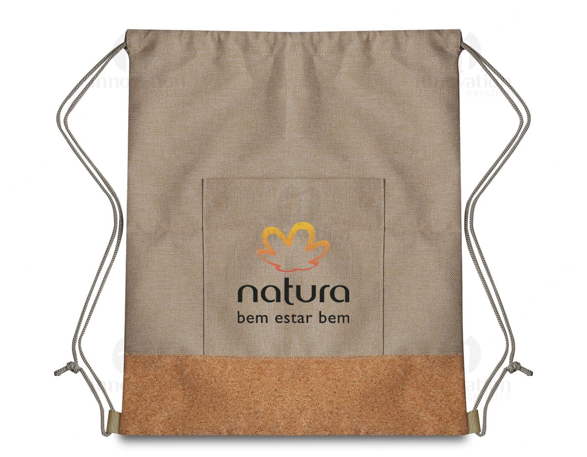 Saco mochila de papel em estilo vintage e antigo, com textura de papel envelhecido e desgastado. O saco está vazio e de cor marrom, remetendo a um antigo caderno ou diário.