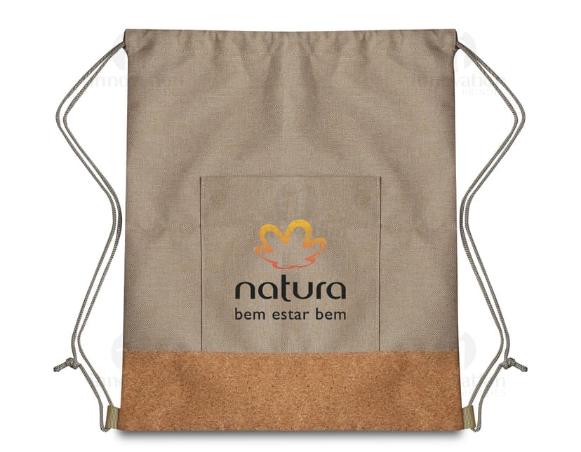 Saco mochila de papel em estilo vintage e antigo, com textura de papel envelhecido e desgastado. O saco está vazio e de cor marrom, remetendo a um antigo caderno ou diário.