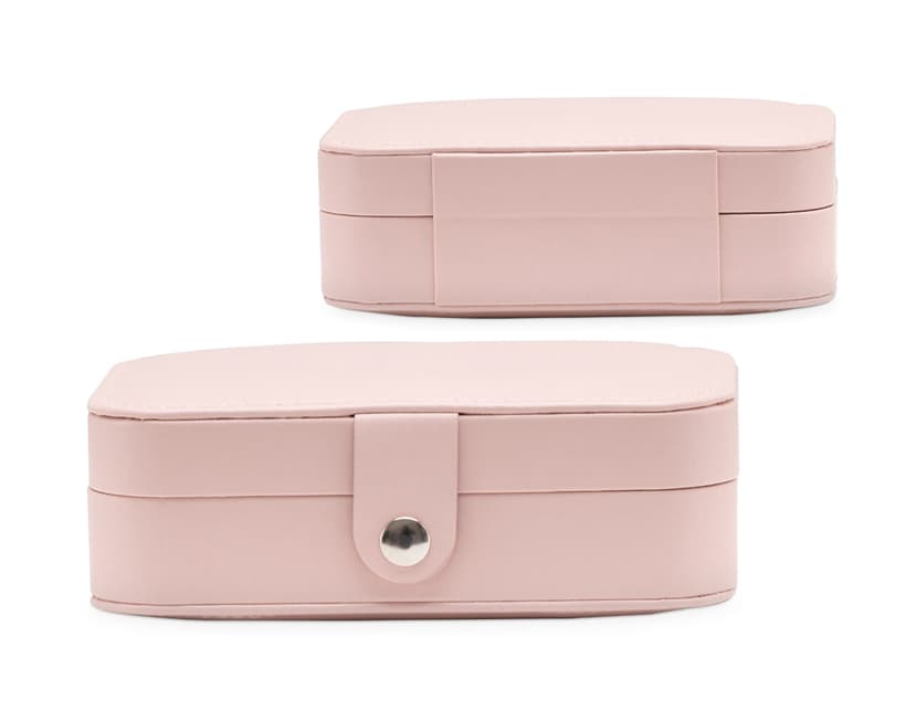 Porta joias com compartimentos para anéis em metal brilhante, design elegante, vazio, com fechadura e chave para maior segurança e organização de joias e acessórios.