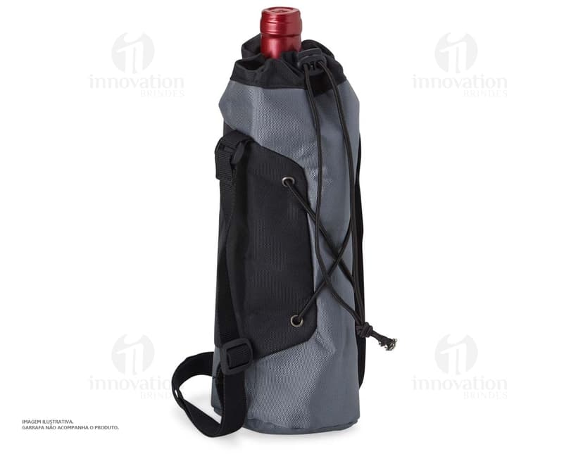 Mochila preta de couro com alça única, zíper e bolsos. Ideal para viagens e casual.