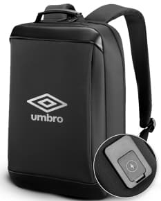 Mochila Premium c/ Porta USB preta, ideal para transportar laptop e demais dispositivos eletrônicos. Possui design moderno e prático, com compartimento para teclado, botões e keys. Perfeita para uso profissional e comunicação digital.