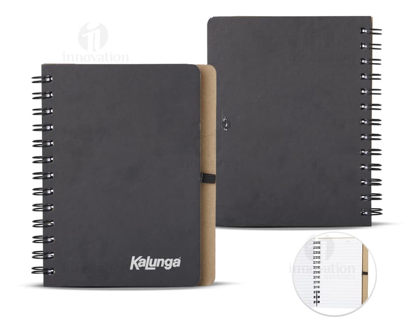 Caderneta Capa Dura Kraft para anotações e organização de documentos, com capa protetora de papelão resistente. Ideal para uso no escritório, estudos, finanças e viagens. Contém páginas em branco para anotações e lembretes, em um design prático e elegante. Cor preta, com espiral de metal, perfeita para guardar memórias e ideias.