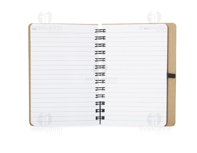 Caderneta Capa Dura Kraft para anotações e organização de documentos, com capa protetora de papelão resistente. Ideal para uso no escritório, estudos, finanças e viagens. Contém páginas em branco para anotações e lembretes, em um design prático e elegante. Cor preta, com espiral de metal, perfeita para guardar memórias e ideias.