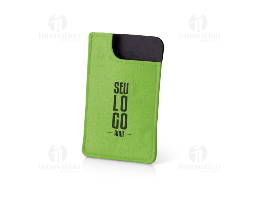 Bolsa para celular na cor preta, feita de couro sintético com alça ajustável e fecho de zíper. O produto possui compartimento interno para armazenar o celular com facilidade e segurança.