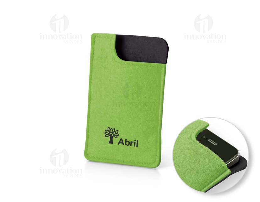 Bolsa para celular na cor preta, feita de couro sintético com alça ajustável e fecho de zíper. O produto possui compartimento interno para armazenar o celular com facilidade e segurança.