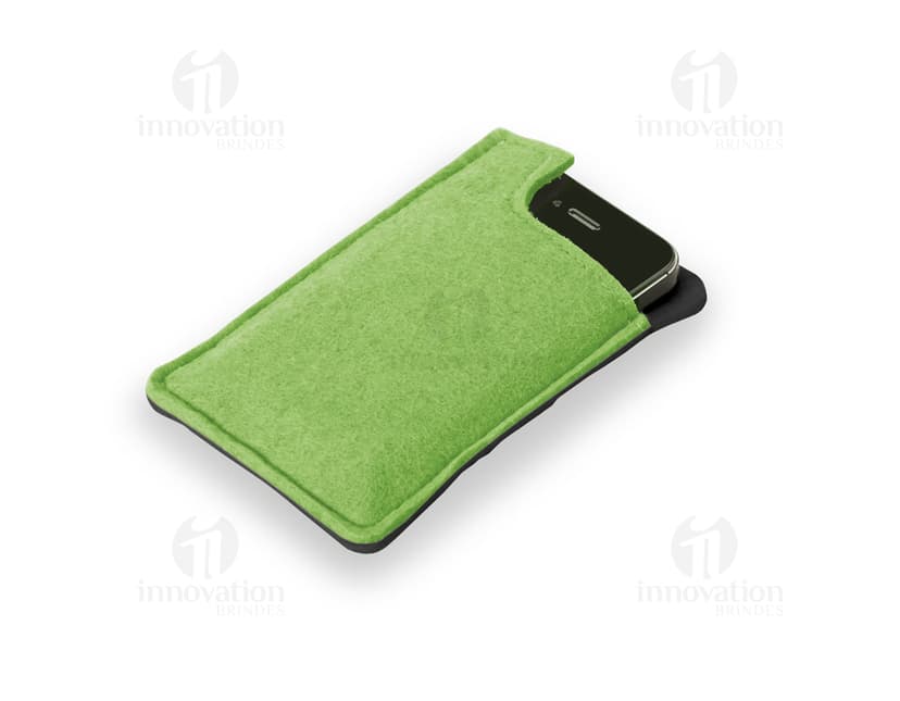 Bolsa para celular na cor preta, feita de couro sintético com alça ajustável e fecho de zíper. O produto possui compartimento interno para armazenar o celular com facilidade e segurança.