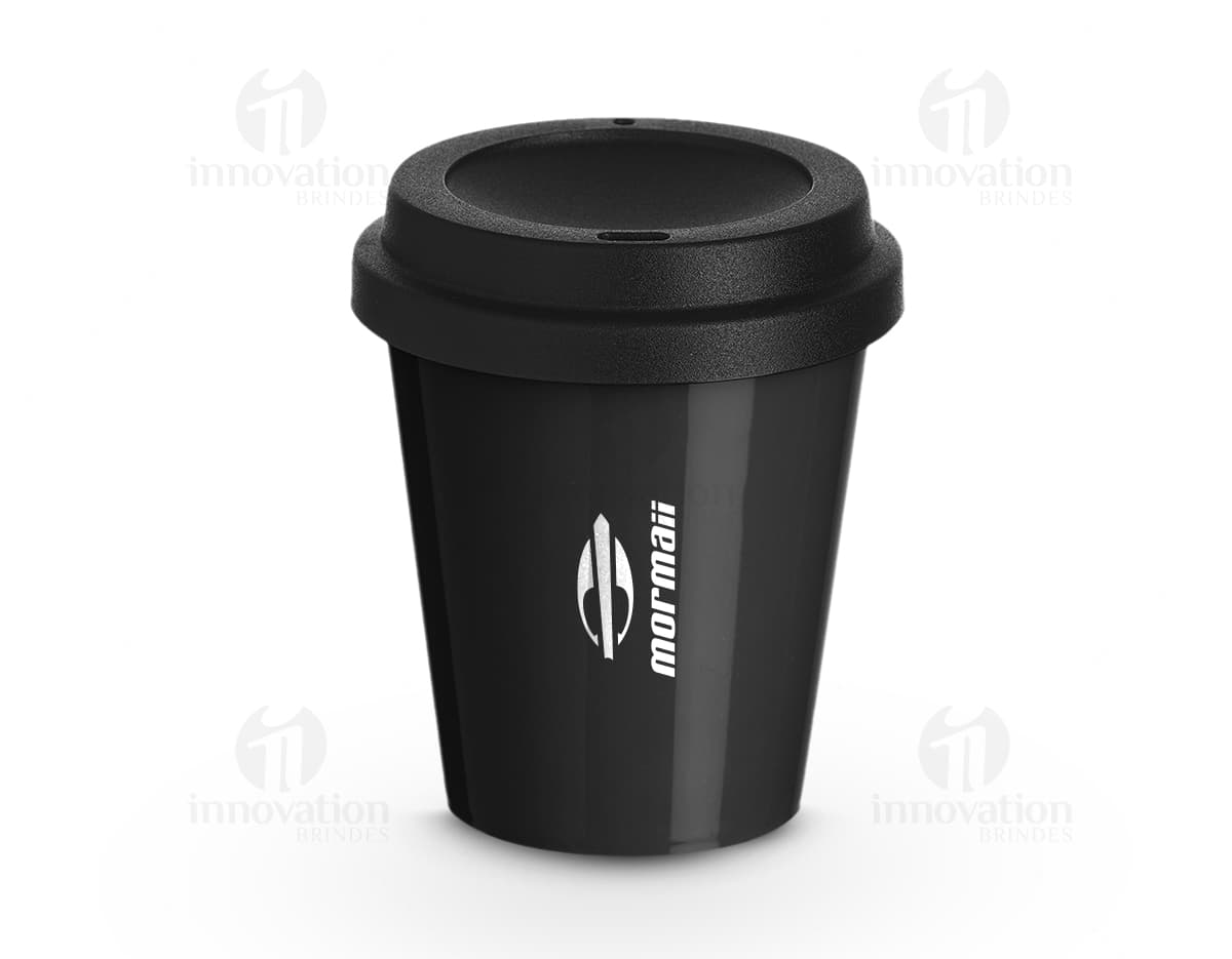 Copo plástico preto de 350ml com tampa, em 3D, ambientado em um recipiente de lixo.