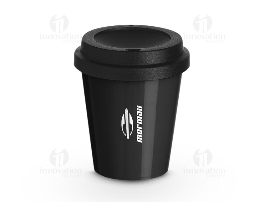 Copo plástico preto de 350ml com tampa, em 3D, ambientado em um recipiente de lixo.