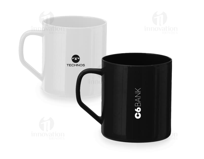Caneca plástica amarela de 400ml, com design clean e brilhante. Mug vazia com handle preto, ideal para café da manhã.