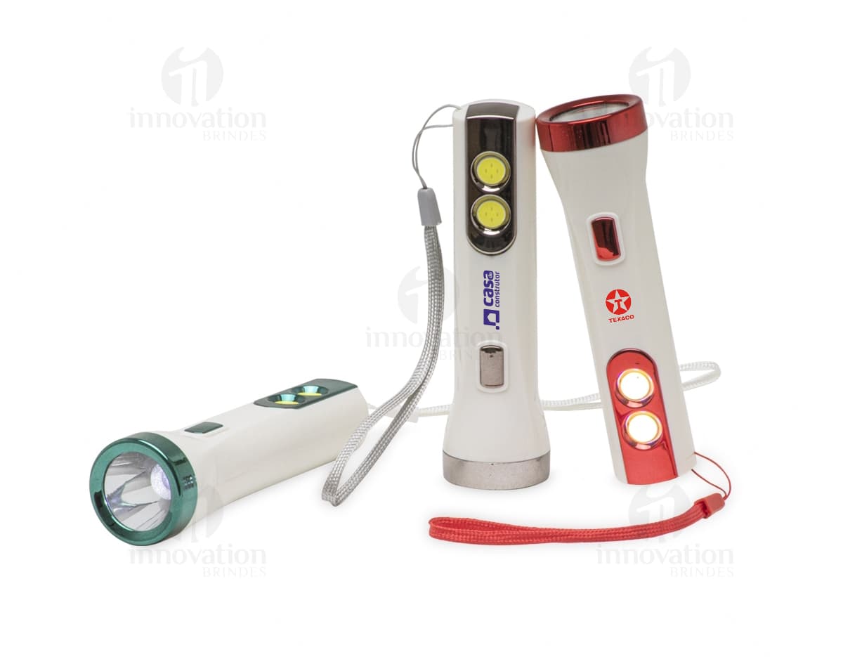 Lanterna plástica recarregável de alta tecnologia, moderna e prática para uso em qualquer situação. Com design inovador, será sua companheira em momentos de emergência ou no trabalho. Garanta já a sua!