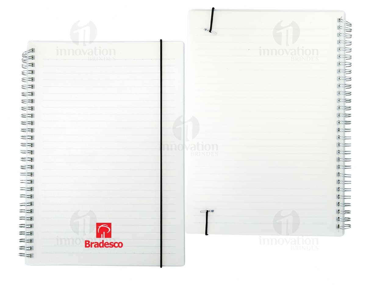 Notebook B5 Plástico 26x19 em fundo branco aberto, com papel em branco e envelope ao lado. Objeto de estudo e organização, com espaço para escrever e armazenar mensagem, documentos e lembretes. Ideal para uso em escritórios e escolas.