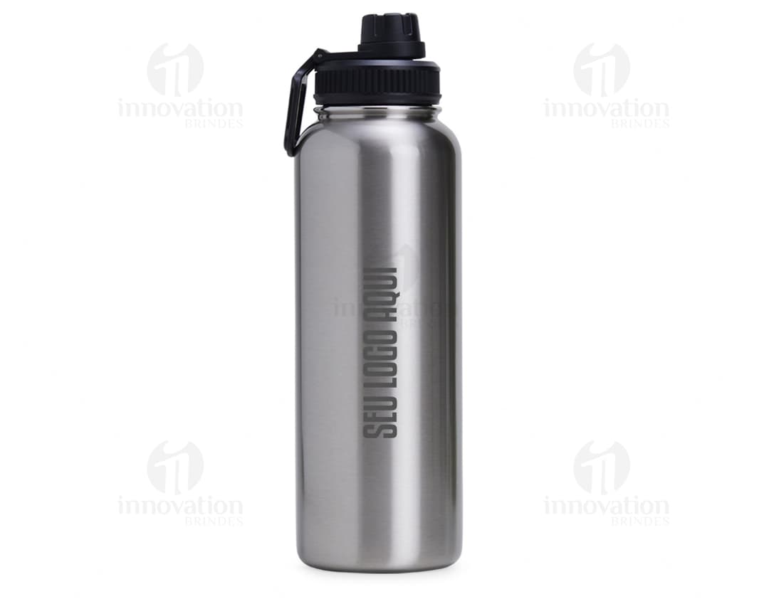 Garrafa térmica inox de 1.2L com tampa, ideal para armazenar líquidos de forma saudável e manter a temperatura por mais tempo. Feita em aço inoxidável, possui design clean e prático, garantindo frescor e pureza no armazenamento. Ideal para uso em atividades ao ar livre, como camping e caminhadas.