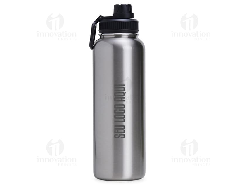 Garrafa térmica inox de 1.2L com tampa, ideal para armazenar líquidos de forma saudável e manter a temperatura por mais tempo. Feita em aço inoxidável, possui design clean e prático, garantindo frescor e pureza no armazenamento. Ideal para uso em atividades ao ar livre, como camping e caminhadas.